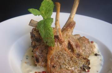 Αρνάκι με γιαούρτι στη γάστρα από την Κρήτη