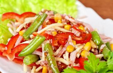 Μακεδονική Σαλάτα με φασόλια, γραβιέρα και προσούτο