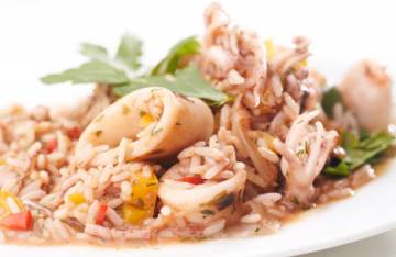 Καλαμαράκια με ρύζι και κόκκινη πιπεριά από τη Χίο